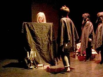 Geheimnisvolle Szenen: Die Theatergruppe des Casimirianums spielte "Krabat".  Foto: Aljoscha Kotschy