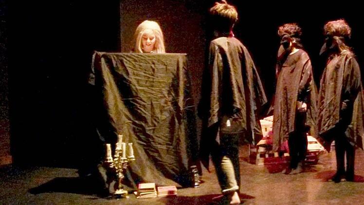 Geheimnisvolle Szenen: Die Theatergruppe des Casimirianums spielte "Krabat".  Foto: Aljoscha Kotschy