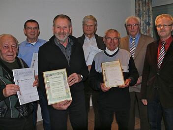 Zu einem Erinnerungsfoto stellten sich auf (v. l.) Robert Heilmann, Dietmar Büchner, Robert Fell, Gernot Waloszek, Albrecht Lippert, Erich Schießer und Hubert Kober. Foto: Gerd Schaar