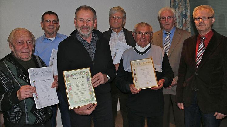 Zu einem Erinnerungsfoto stellten sich auf (v. l.) Robert Heilmann, Dietmar Büchner, Robert Fell, Gernot Waloszek, Albrecht Lippert, Erich Schießer und Hubert Kober. Foto: Gerd Schaar