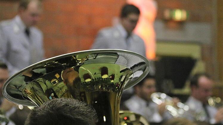 Das Ausbildungs-Musikkorps der Bundeswehr gab in der Erthalhalle ein Benefizkonzert.  Foto: Gerd Schaar