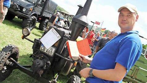 Stefan Böhmer besitzt den Original-Fahrzeugbrief seines Lanz.