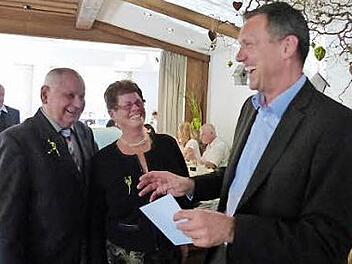 Bei bester Laune nahmen Heinrich und Brigitte Fuchs die Glückwünsche von Ludwig Wahl (v. l.) entgegen. Foto: Pauline Lindner