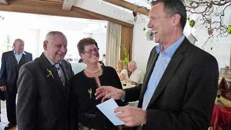Bei bester Laune nahmen Heinrich und Brigitte Fuchs die Glückwünsche von Ludwig Wahl (v. l.) entgegen. Foto: Pauline Lindner