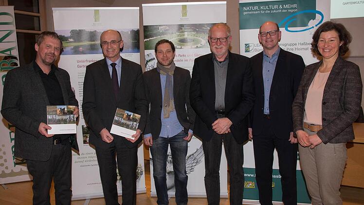 Der Landkreis Haßberge hat das Leader-Projekt "Gartenkultur im Landkreis Haßberge" ins Leben gerufen und nun das Grundlagenwerk in die Hand bekommen. Unser Bild zeigt (von links) Kreisfachberater Guntram Ulsamer, Landrat Wilhelm Schneider, Diplom-Ingenieur Dipl.-Ing. Christoph Tauscher und Prof. Gerd Aufmkolk vom Büro WGF Freiraum in Nürnberg, Bürgermeister Thomas Stadelmann (Zeil) und Susanne Volkheimer vom Haßberge Tourismus.