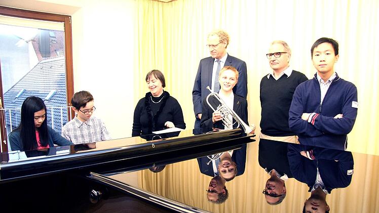 Von links: Hanna Le Bao Nghi, Tobias Schumacher, Margit Denk, German Hacker, Felix Weitner, Volkmar Studtrucker und Brian Le Minh Nguyen