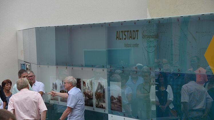 Neuer Ausgangspunkt für Stadtführungen: Der Nürnberger-Tor-Platz. Der Vorsitzende des Heimatvereins nutzt das bereits.  Foto: bp