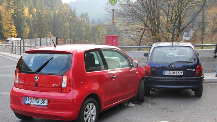 Der Fahrer des roten Skoda hat am Freitagnachmittag (26.10.2018) beim Linksabbiegen in Lauenstein den blauen Opel übesehen. Foto: Andreas Schmitt