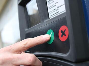 Ha&szlig;furts B&uuml;rgermeister G&uuml;nther Werner dr&uuml;ckt schon mal zu: Mit der gr&uuml;nen "Br&ouml;tchentaste" an den neuen Automaten k&ouml;nnen Autofahrer Parkscheine l&ouml;sen, die kostenloses Parken f&uuml;r 30 Minuten erlauben. Foto: Teresa Hirschberg