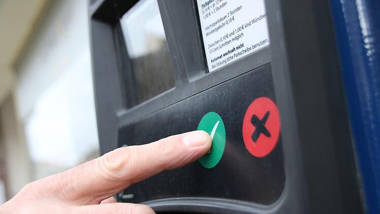 Ha&szlig;furts B&uuml;rgermeister G&uuml;nther Werner dr&uuml;ckt schon mal zu: Mit der gr&uuml;nen "Br&ouml;tchentaste" an den neuen Automaten k&ouml;nnen Autofahrer Parkscheine l&ouml;sen, die kostenloses Parken f&uuml;r 30 Minuten erlauben. Foto: Teresa Hirschberg