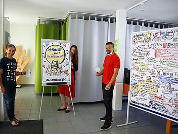 Lars Hofmann, Ulrike Mahr und Andy Fischer (von links) vor der Moderationswand, auf der die Grafikdesignerin das stattgefundene Gespräch mit den politisch Verantwortlichen festgehalten hatte. Foto: Heike Schülein