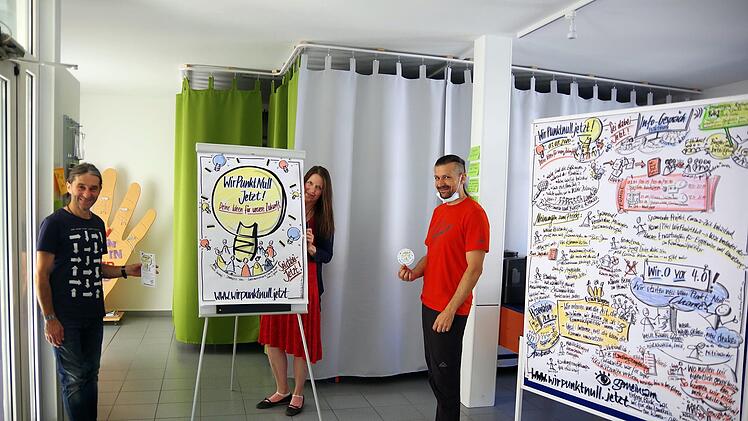 Lars Hofmann, Ulrike Mahr und Andy Fischer (von links) vor der Moderationswand, auf der die Grafikdesignerin das stattgefundene Gespräch mit den politisch Verantwortlichen festgehalten hatte. Foto: Heike Schülein