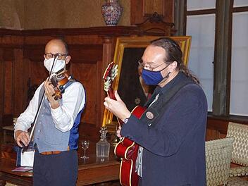 Das Duo Thomas Buffy und Stefan Degner unterhielt die Gästebeim Wandelkonzert  in der dritten Etage des Graf-Luxburg-Museums  im Schloss Aschach. Klaus Werner