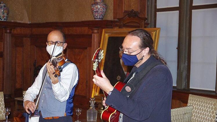 Das Duo Thomas Buffy und Stefan Degner unterhielt die Gästebeim Wandelkonzert  in der dritten Etage des Graf-Luxburg-Museums  im Schloss Aschach. Klaus Werner