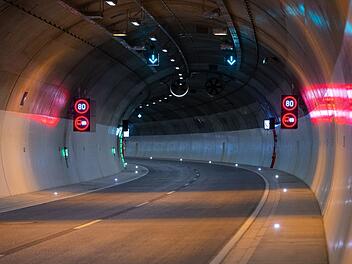 Mann f&auml;hrt f&uuml;r Handyvideo mehrfach durch gesperrten Tunnel Oberau