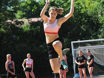 Emilia Zeitz vom TSV Münnerstadt gehörte zu den Besten im Weitsprung der W15 mit mehr als 4,50 Metern. Noch weiter sprang Clubkameradin Lina Rössler mit 4,93 Metern. Foto: ssp