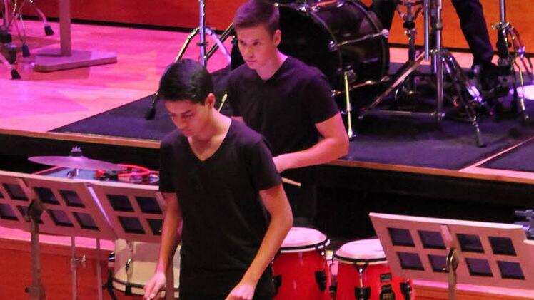 Noé Osorio (vorne) spielt sein Instrument hochkonzentriert.