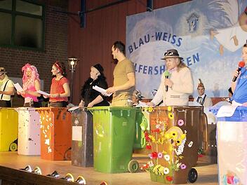 Spott aus dem Abfallbehälter (von links): Björn Rasch, Ilona Sell-Rasch, Sabrina Seeger, Melanie Seit, Enrico Langhärig, Rainer Winter und Steffi Roth. Fotos: Winfried Ehling