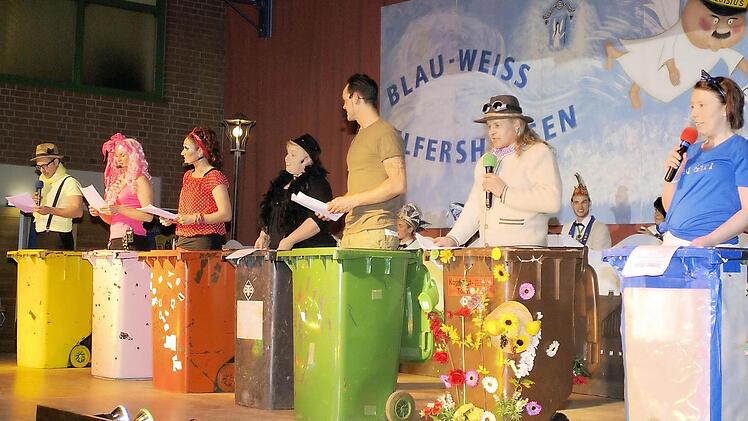 Spott aus dem Abfallbehälter (von links): Björn Rasch, Ilona Sell-Rasch, Sabrina Seeger, Melanie Seit, Enrico Langhärig, Rainer Winter und Steffi Roth. Fotos: Winfried Ehling