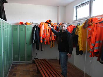 Bauhofleiter Stefan Sluzar muss auch mit Einsparungen leben. Aber für neue Sanitäranlagen und eine Schmutzschleuse im Bauhof steht Geld zur Verfügung. Foto: Heike Beudert