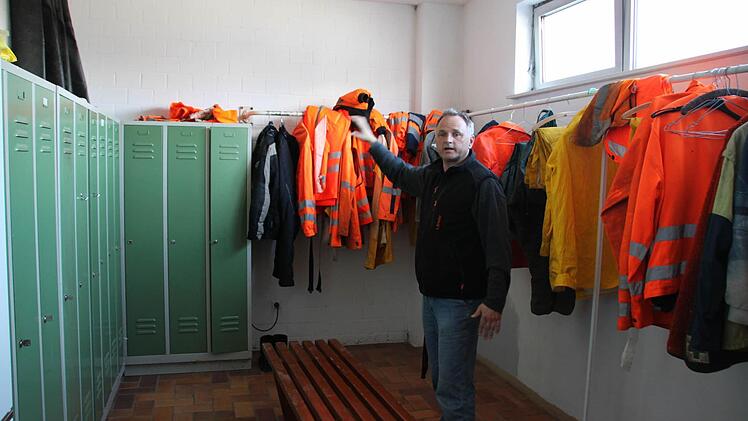 Bauhofleiter Stefan Sluzar muss auch mit Einsparungen leben. Aber für neue Sanitäranlagen und eine Schmutzschleuse im Bauhof steht Geld zur Verfügung. Foto: Heike Beudert