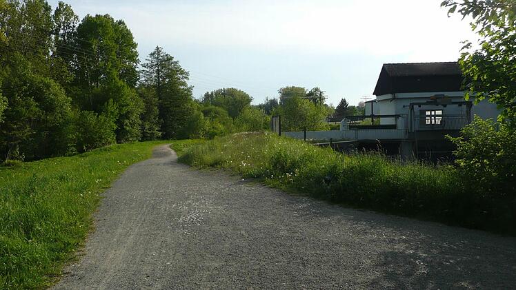 Der Hochwasserdamm nahe der Michelauer Kläranlage