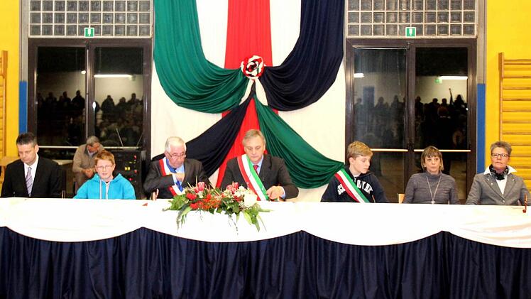 An der großen Tafel von links: Simon Cauchi, Philippe Perrier (Vorsitzender Komitee Ruaudin), der Juniorbürgermeister von Ruaudin, Alain Perrier (Bgm. Ruaudin). Fortunato Turcato (Bgm. Uggiate-Trevano), der Juniorbürgermeister von Uggiate-Trevano, Lorella Bencastro (Vorsitzende Komitee UT), Jutta Köhler (2. Bgm. Adelsdorf)