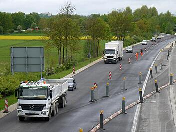 Hin und her: Weil die Brücke für den Abzweig auf die Bundesstraße 303 nach Schweinfurt (rechts) saniert wird, ändert das Straßenbauamt von heute an die Verkehrsführung auf der Bundesstraße 4 südlich von Coburg.