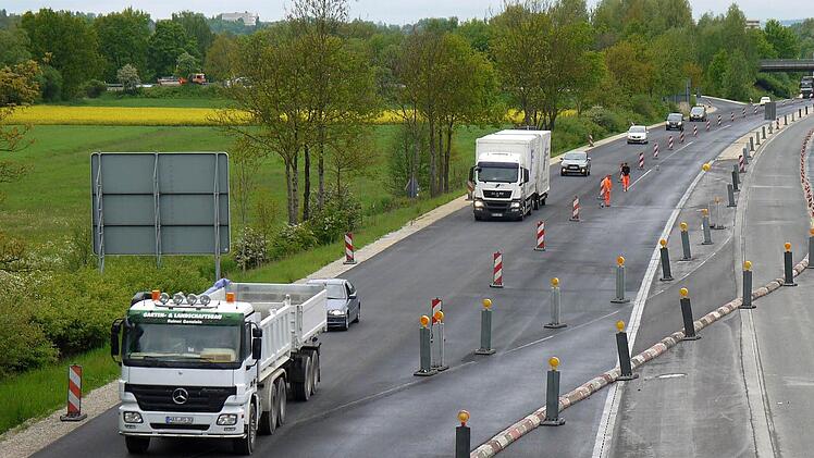 Hin und her: Weil die Brücke für den Abzweig auf die Bundesstraße 303 nach Schweinfurt (rechts) saniert wird, ändert das Straßenbauamt von heute an die Verkehrsführung auf der Bundesstraße 4 südlich von Coburg.