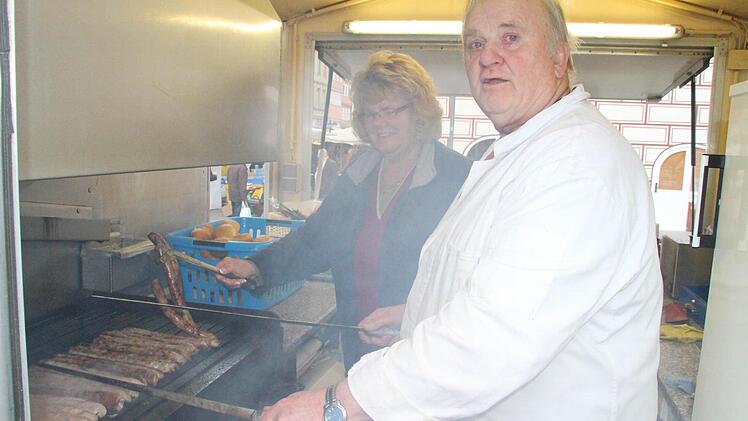 Renate Wolf und Horst Döhler standen am Donnerstag gemeinsam in der Bratwurstbude auf dem Marktplatz. Oft grillen beide auch nebeneinander.