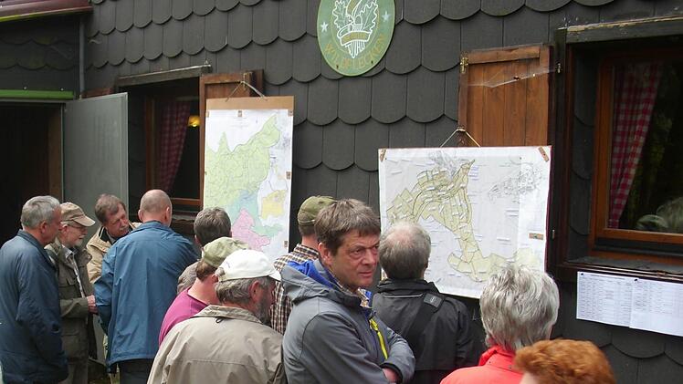 Kartenstudium an der Wildfleckener Hütte. Foto: Feldgeschworene.