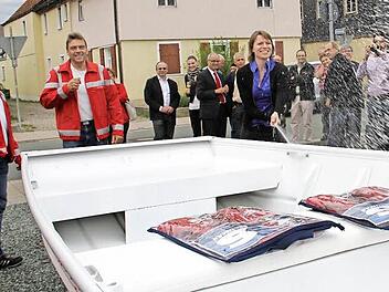 Die "Bootstaufe" des Rettungsbootes nahm die CSU-Bundestagsabgeordnete Emmi Zeulner mit einer Flasche Sekt vor.  Foto: Gerda Völk