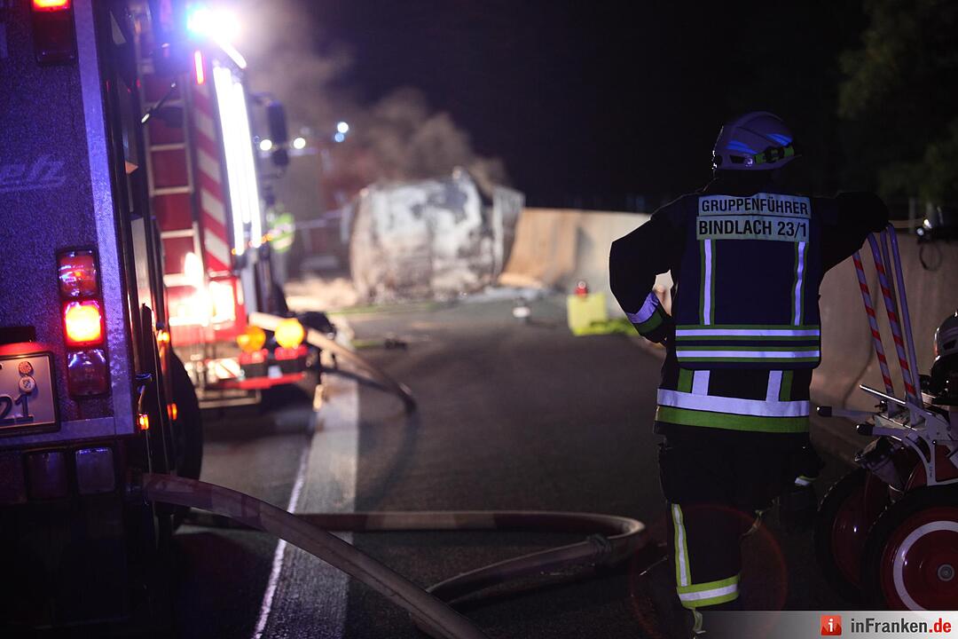 Begleitfahrzeug eines Schwertransporters brennt komplett aus