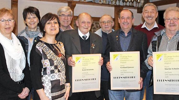 Winfried Beyer (Vierter von links) und Heinrich Fischer (Zweiter von rechts) zeichneten Monika Kloska, Claudia Koch, Andrea Schellenberger, Ernst Eckstein, Arno Herrmann, Gerhard Janson und Martin Schreiner (von links) für ihre langjährige Treue zur Spvg Eicha aus. Foto: Johannes Höllein