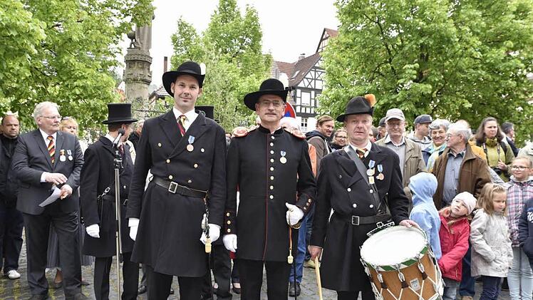 Vom "Verband Bayerischer Bürger- und Landwehren" wurden Leutnant Frank Holzberg (links) mit der Verdienstmedaille in Bronze und Tambour Alfred Walk (rechts) mit der Verdienstmedaille in Silber ausgezeichnet.