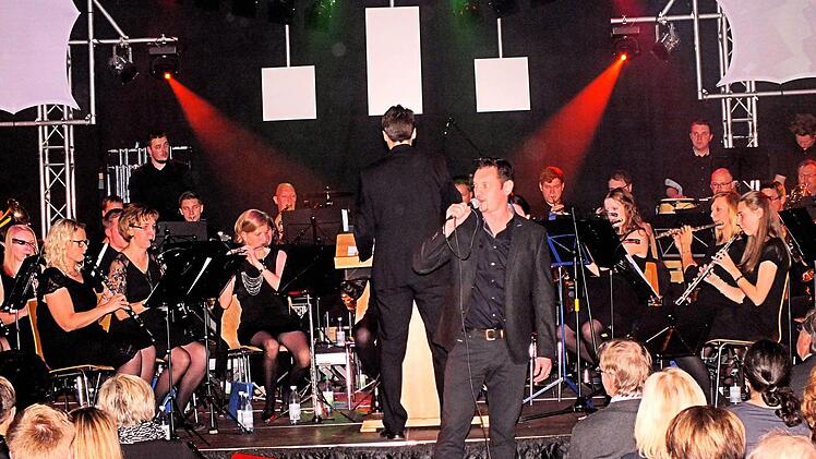 Jürgen Mahr sang unter Musikbegleitung des BOS ein Potpourri der Band "Toto". Foto: Alfons Beuerlein