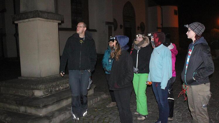 Michael Müller (links) spricht mit den Studenten durch, was in dieser Nacht gemacht werden soll. Foto: Matthias Einwag