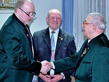 Vorsitzender Stefan Greubel (von links) und Paul Kolb, Vizepräsident des Fränkischen Sängerbundes, gratulieren Ewald Kos zu 70 Jahren Chorgesang. Werner Vogel