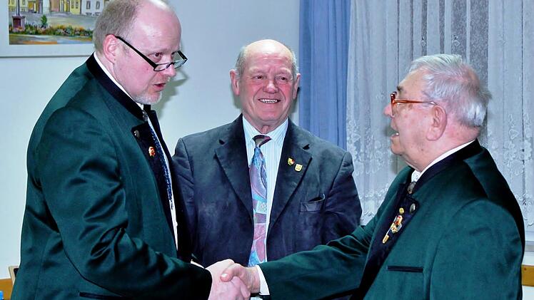 Vorsitzender Stefan Greubel (von links) und Paul Kolb, Vizepräsident des Fränkischen Sängerbundes, gratulieren Ewald Kos zu 70 Jahren Chorgesang. Werner Vogel