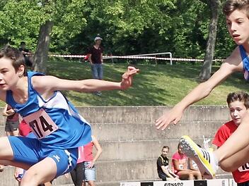 Niklas Amthor vom TSV Bad Kissingen (links) gewann den Blockmehrkampf Lauf der Altersklasse M13. Sein Teamgefährte Moritz Fischer (rechts) wurde Zweiter. Foto: Reinhold Nürnberger