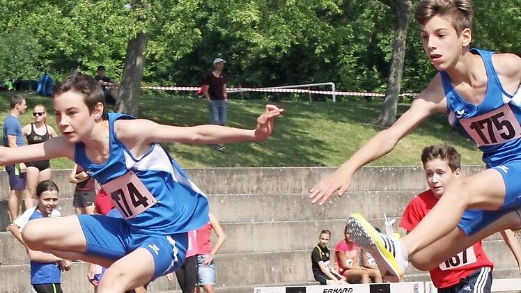 Niklas Amthor vom TSV Bad Kissingen (links) gewann den Blockmehrkampf Lauf der Altersklasse M13. Sein Teamgefährte Moritz Fischer (rechts) wurde Zweiter. Foto: Reinhold Nürnberger