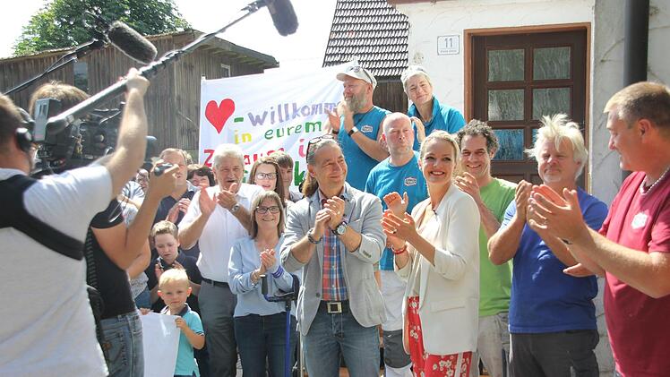 Applaus nach der Anmoderation von Eva Brenner und John Kosmalla. Foto: Andreas Schmitt