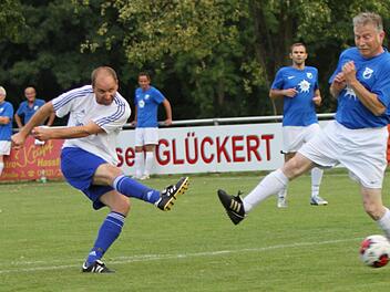 Markus Henneberger bei einem seiner unnachahmlichen Torschüsse - er traf doppelt.  Fotos: Günther Geiling