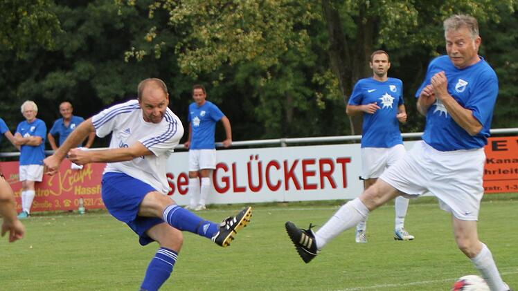 Markus Henneberger bei einem seiner unnachahmlichen Torschüsse - er traf doppelt.  Fotos: Günther Geiling