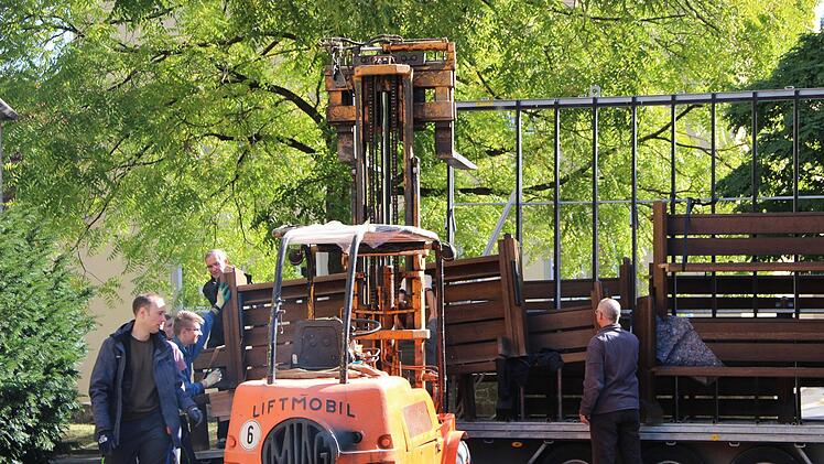 Helfer transportieren die Bänke aus dem Altarraum ab.Heike Beudert