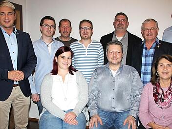 Sie lenken die Geschicke der JWU (stehend von links): stellvertretender Vorsitzender Michael Limmer, Johannes Schnapp, Wolfgang Krauß, Alexander Fischer, Thorsten Schiller (alle Beiräte), Schriftführer Walter Limmer, Christian Backert (Beirat) sowie sitzend Kassiererin Martina Mätzke (rechts), Vorsitzender Marco Weidner und seine Stellvertreterin Rebecca Mätzke-Zapf.  Foto: Stephan Stöckel