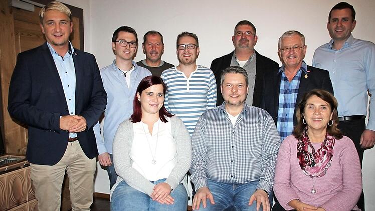 Sie lenken die Geschicke der JWU (stehend von links): stellvertretender Vorsitzender Michael Limmer, Johannes Schnapp, Wolfgang Krauß, Alexander Fischer, Thorsten Schiller (alle Beiräte), Schriftführer Walter Limmer, Christian Backert (Beirat) sowie sitzend Kassiererin Martina Mätzke (rechts), Vorsitzender Marco Weidner und seine Stellvertreterin Rebecca Mätzke-Zapf.  Foto: Stephan Stöckel