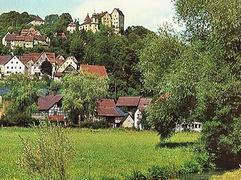 Egloffstein mit der Burg auf einer Postkarte von 1970, von der heutigen Badstraße aus gesehen  Repro: löw