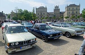 Über 500 Autos zogen Besucher aus nah und fern an Über 500 Autos zogen Besucher aus nah und fern an