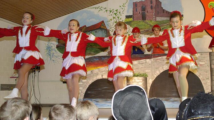 Die Funkengarde sorgt bei der Kinderprunksitzung für Stimmung.